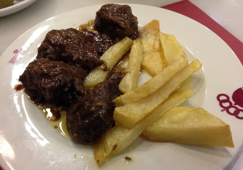 Carrillada ibérica en salsa con patatas fritas