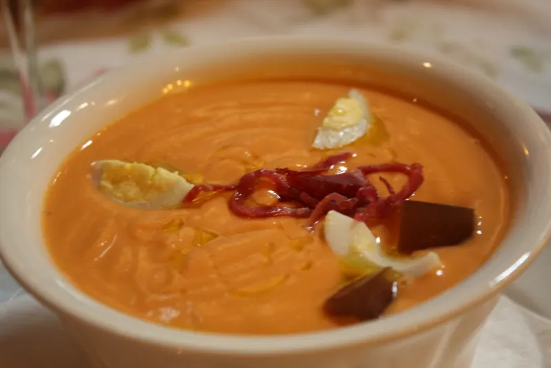 Cuenco de salmorejo cordobés con huevo y jamón