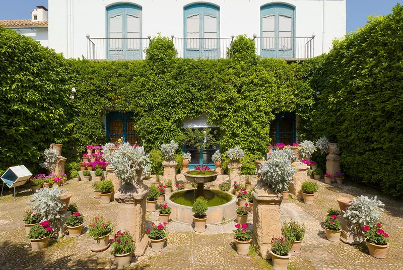 Patio con flores del Palacio de Viana, en Córdoba