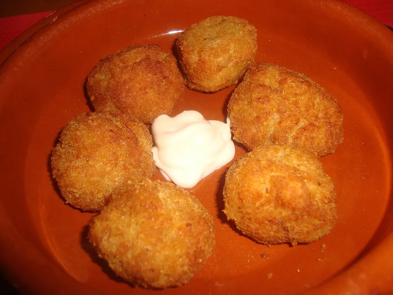 Croquetas caseras de carne de cocido con alioli