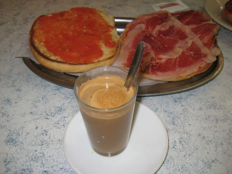 Desayuno andaluz: café con leche y tostada con aceite, tomate y jamón