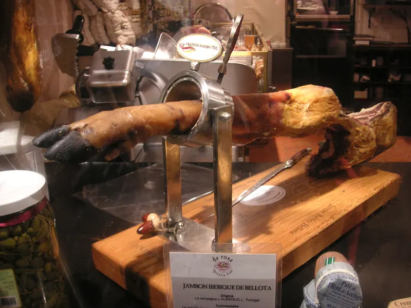 Pieza de jamón ibérico de bellota en su jamonero