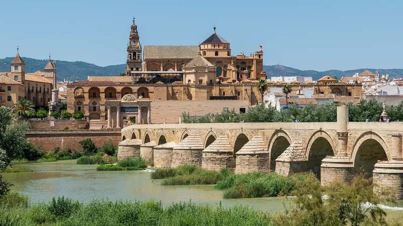 La Mezquita-Catedral y el Puente Romano de Córdoba sobre el Guadalquivir
