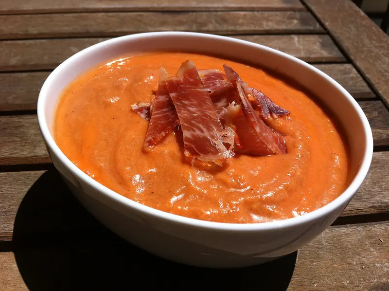 Cuenco de salmorejo cordobés con virutas de jamón ibérico