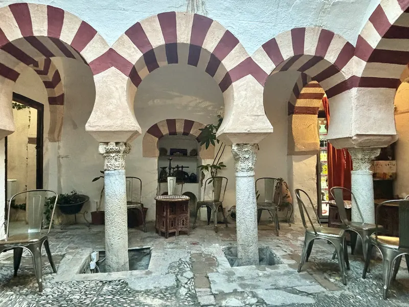 Bar de tapas con arcos de herradura en Córdoba