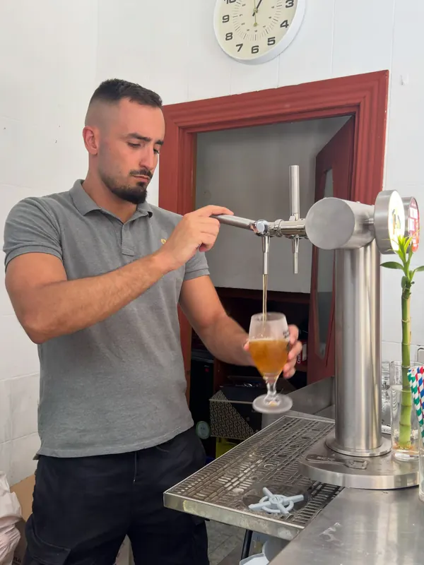 Waiter pouring a draught beer at the bar of La Galería, Córdoba
