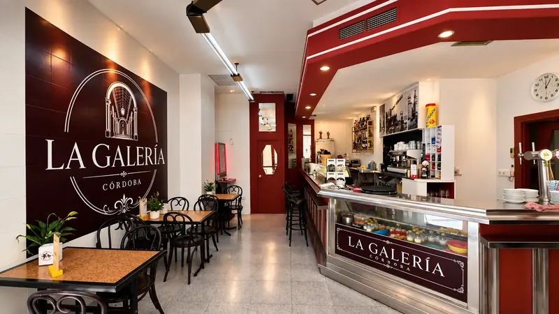 Barra e interior de La Galería en Córdoba
